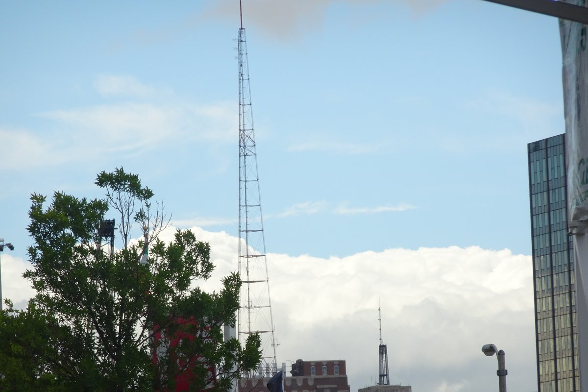 Telecommunications antenna array mounted on a rooftop